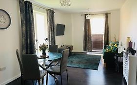 Deluxe 2-Bedroom Home Away